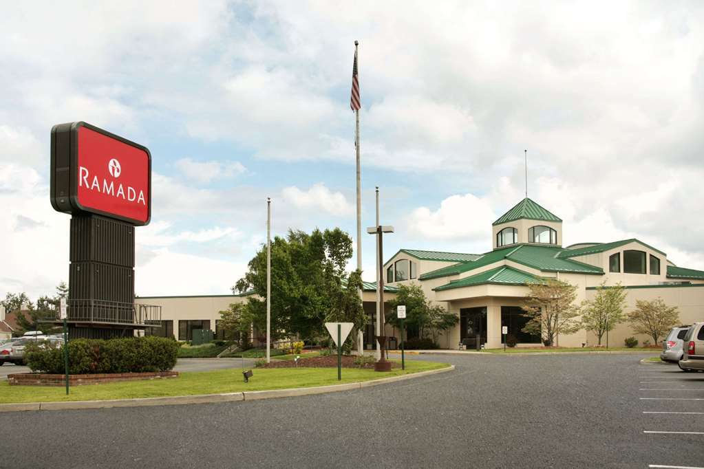 Hotel Ramada By Wyndham Fishkill Exterior foto